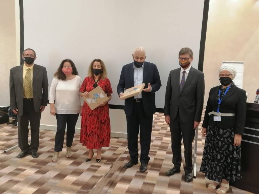 وزارة العمل  تتسلم المنهاج التدريبي لرعاية للأطفال