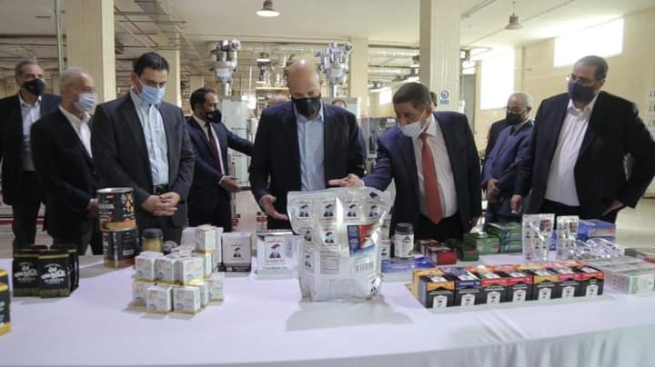 رئيس الوزراء يتفقد سير العمل والإنتاج في عدد من الاستثمارات الصناعية في مدينة الموقر التنموية