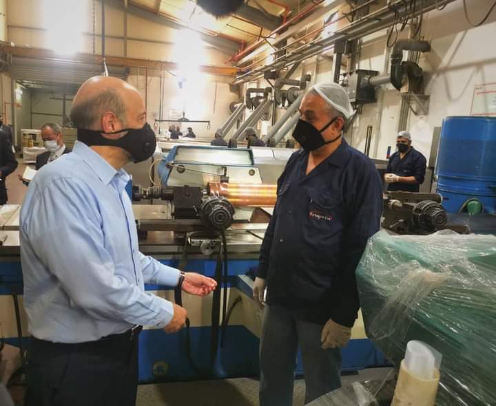 رئيس الوزراء يتفقد سير العمل والإنتاج في عدد من الاستثمارات الصناعية في مدينة الموقر التنموية