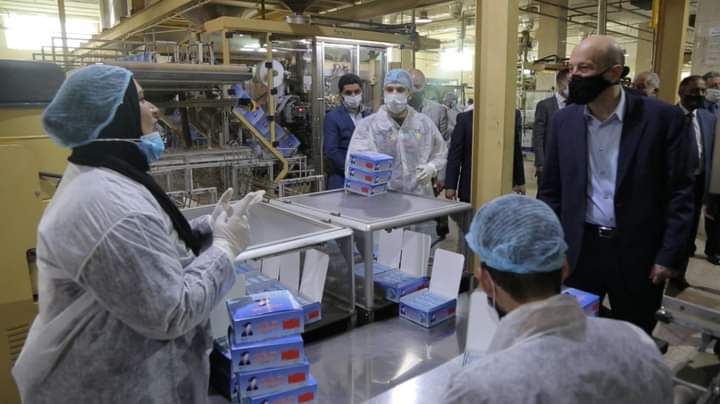 رئيس الوزراء يتفقد سير العمل والإنتاج في عدد من الاستثمارات الصناعية في مدينة الموقر التنموية