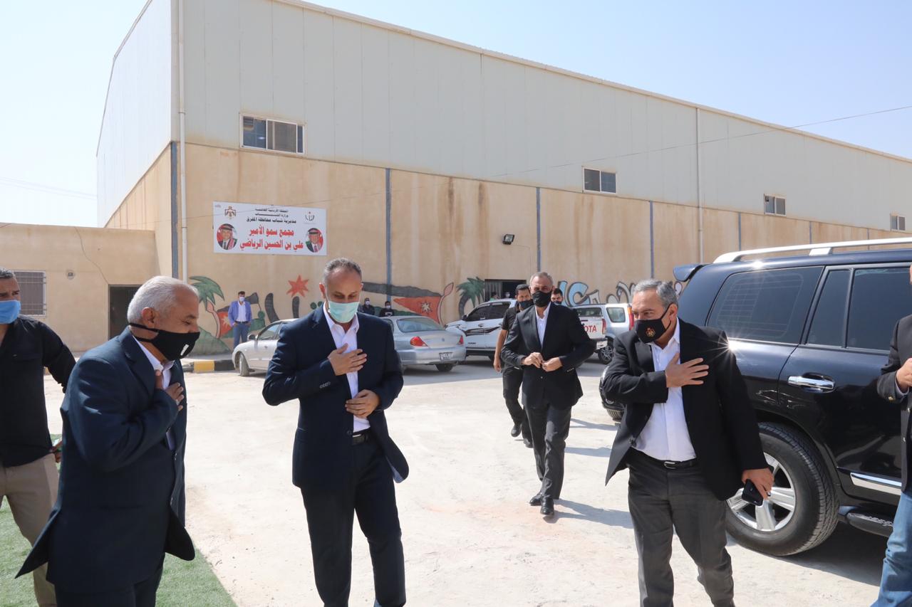 البريزات يفتتح المسبح الخارجي لمجمع الأمير علي بن الحسين في محافظة المفرق