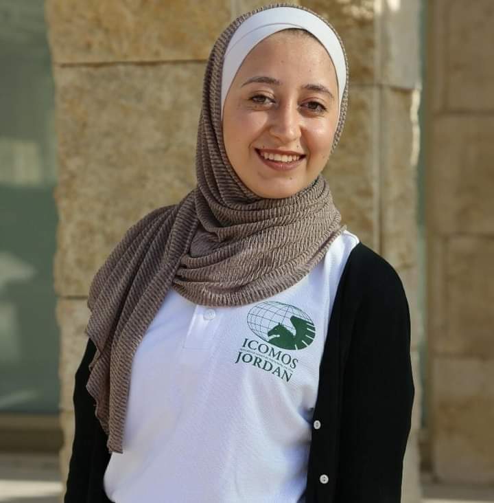 مرح احمد زيد طالبة إدارة سياحه في الجامعة الهاشميه متطوعه بعدة مبادرات شبابيه داخل وخارج الجامعة