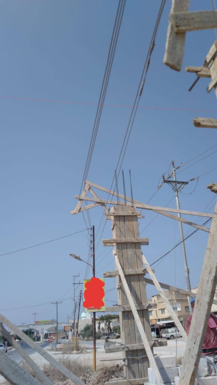 بالصور .. كهرباء اربد تستعين بالامن لوقف اعتداء بناء على شبكاتها