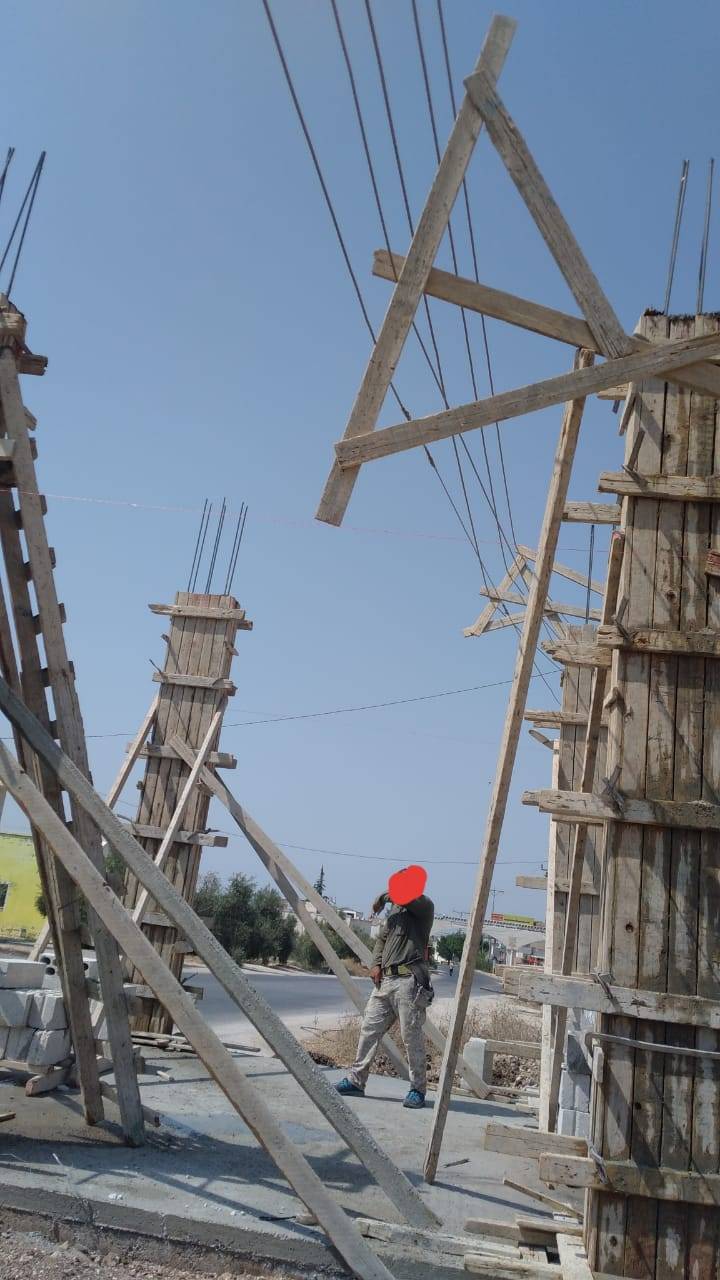 بالصور .. كهرباء اربد تستعين بالامن لوقف اعتداء بناء على شبكاتها