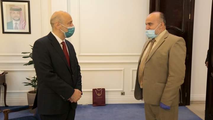 رئيس الوزراء يكرم موظفا قدم معلومات عن قضية فساد ساهمت بتوفير 650 الف دينار على الخزينة