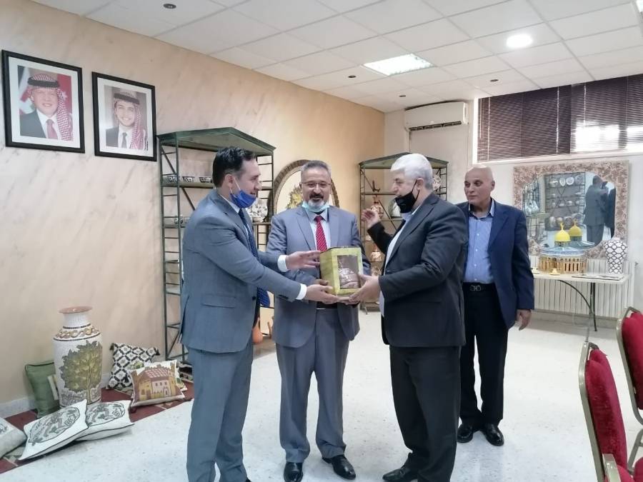وفد من جامعة الشرق الأوسط يزور مركز التميز للصناعات الدوائية بمعهد السلط