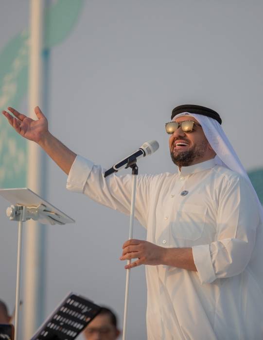 حسین الجسمي یحتفل بالیوم الوطني السعودي الـ 90 على شاطىء  الرأس الأبیض