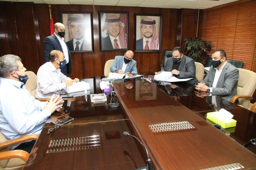 وزير المياه والري يوقع اتفاقية تنفيذ خط ناقل صرف صحي عين غزال بقيمة (32) مليون يورو