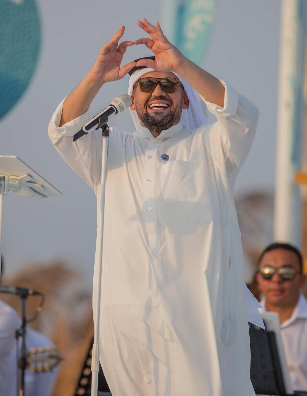 حسین الجسمي یحتفل بالیوم الوطني السعودي الـ 90 على شاطىء  الرأس الأبیض