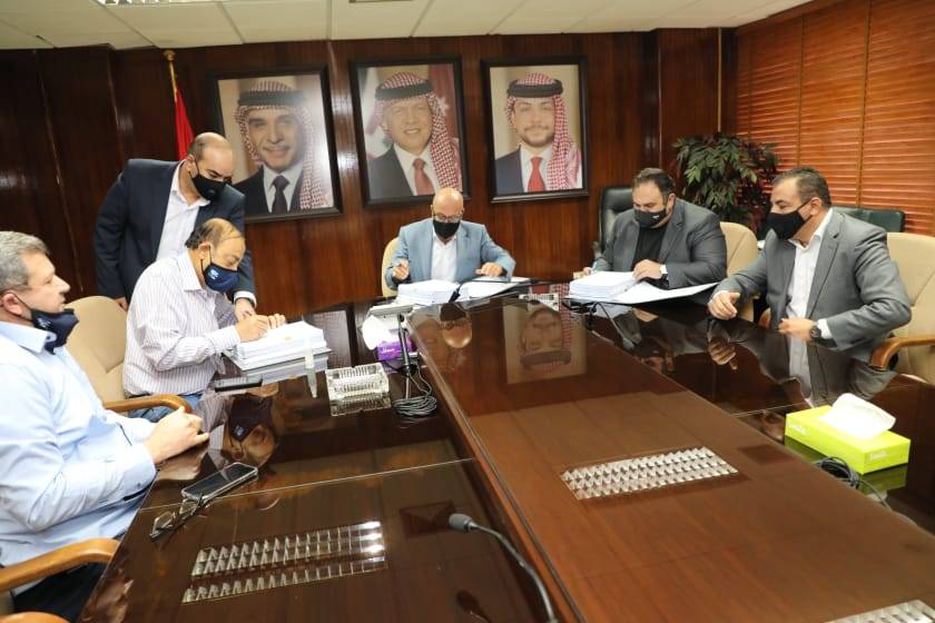 وزير المياه والري يوقع اتفاقية تنفيذ خط ناقل صرف صحي عين غزال بقيمة (32) مليون يورو