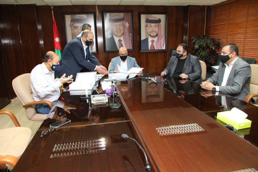 وزير المياه والري يوقع اتفاقية تنفيذ خط ناقل صرف صحي عين غزال بقيمة (32) مليون يورو