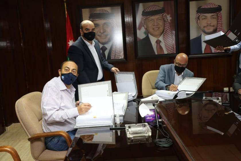 وزير المياه والري يوقع اتفاقية تنفيذ خط ناقل صرف صحي عين غزال بقيمة (32) مليون يورو