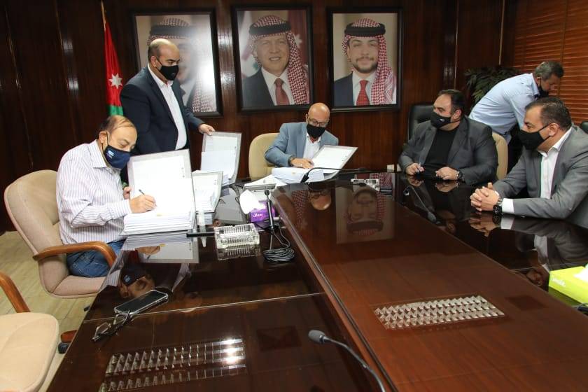 وزير المياه والري يوقع اتفاقية تنفيذ خط ناقل صرف صحي عين غزال بقيمة (32) مليون يورو