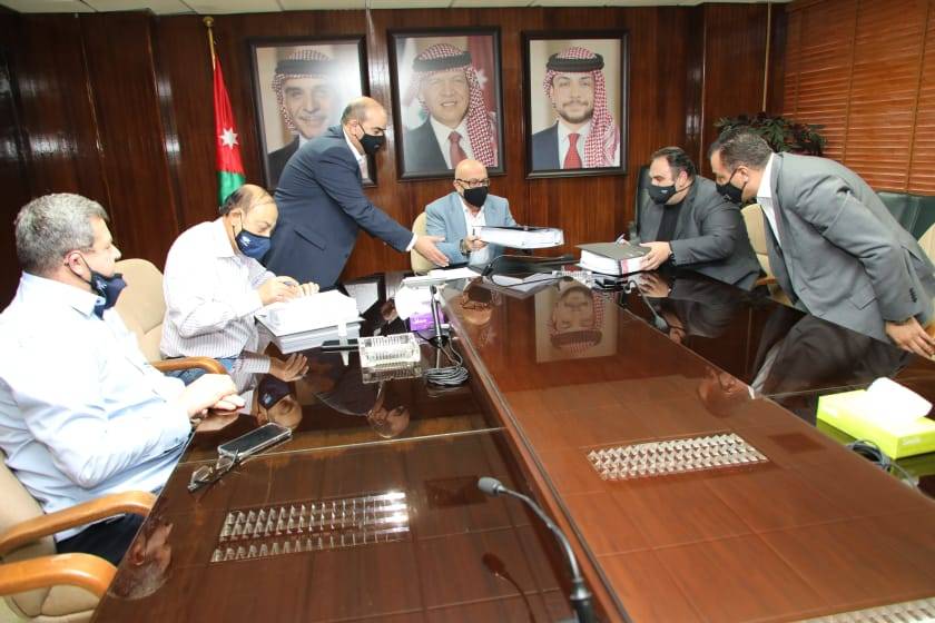 وزير المياه والري يوقع اتفاقية تنفيذ خط ناقل صرف صحي عين غزال بقيمة (32) مليون يورو