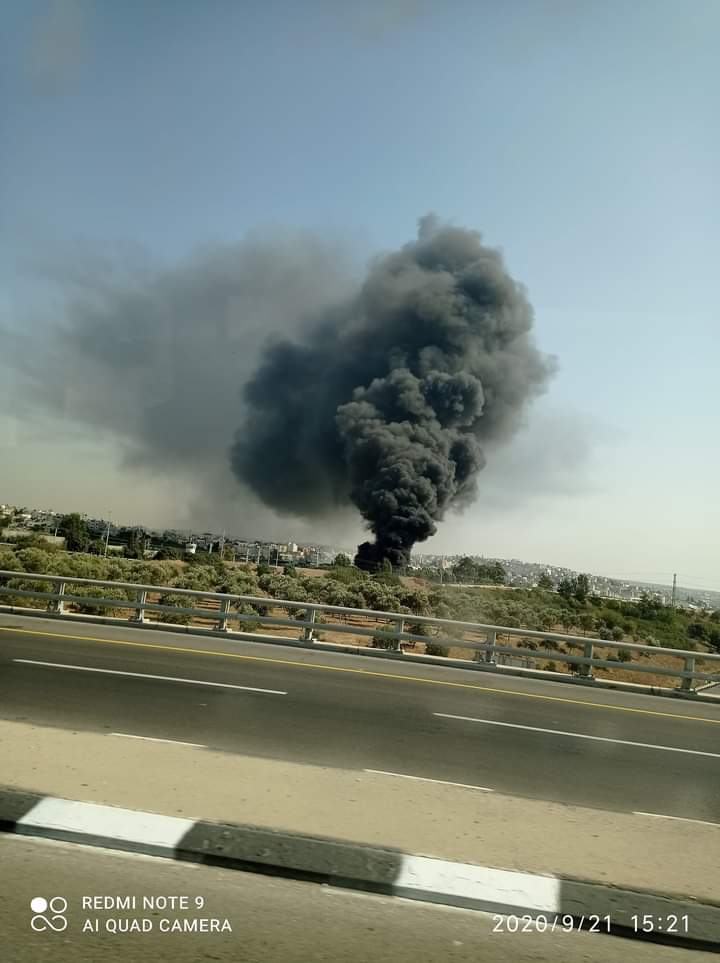 سلطة جودة البيئة تدين قيام مصانع جيشوري بإشعال النيران في مخلفاتها الصناعية