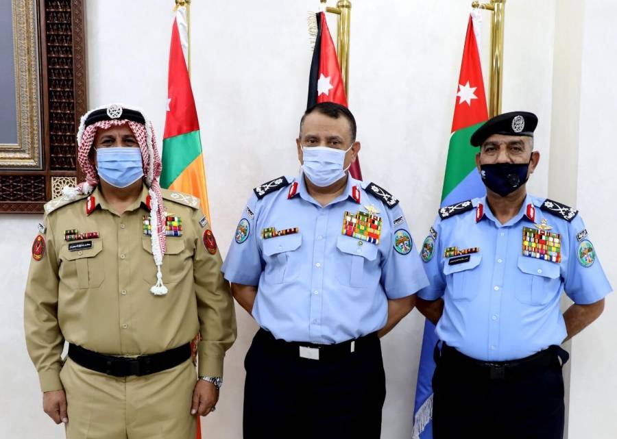 مدير الأمن العام يكرم ضباط متقاعدين برتبة لواء