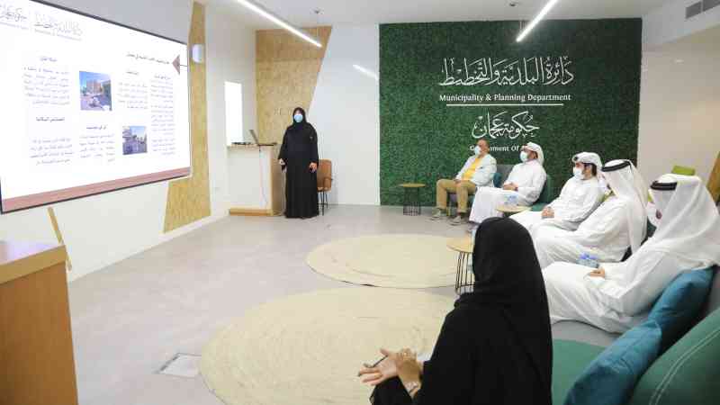استعراض سير العمل بـ«إعادة تخطيط المناطق القديمة» في عجمان