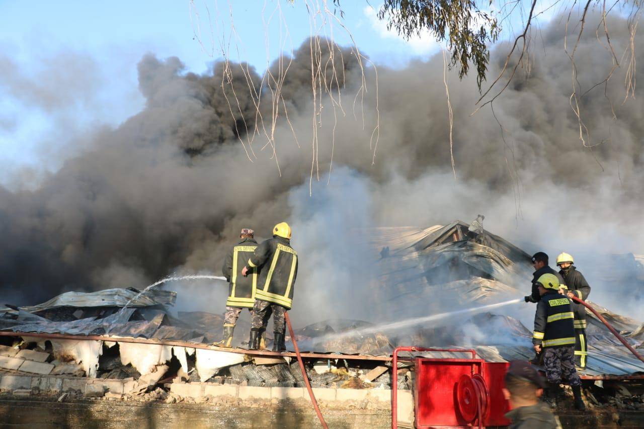 الدفاع المدني يخمد حريق مصنع اجهزة كهربائية  في محافظة الزرقاء 