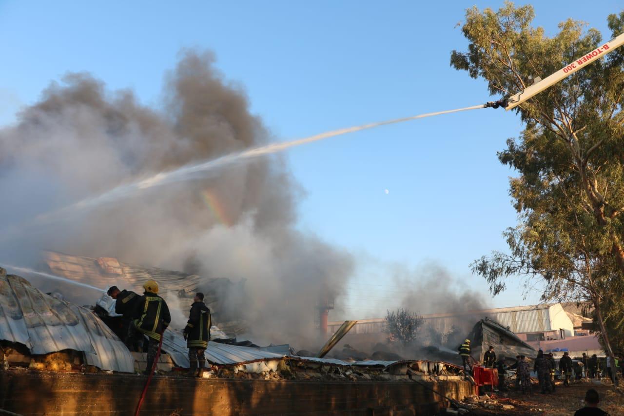 الدفاع المدني يخمد حريق مصنع اجهزة كهربائية  في محافظة الزرقاء 