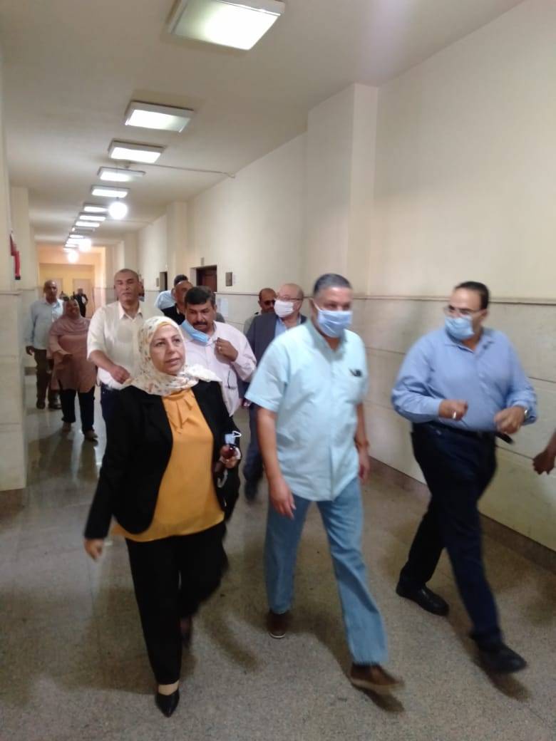 رئيس جامعة بنها يتفقد موقع حريق كافتيريا كلية التربية