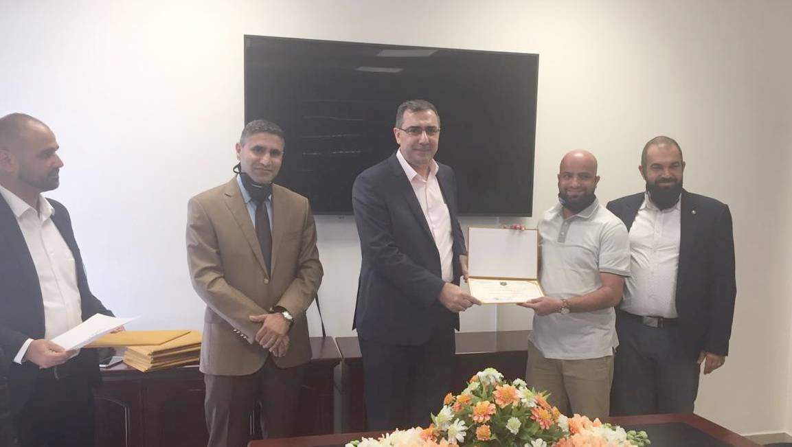 رئيس الجامعة الأردنية / العقبة يرعى حفل تخريج المشاركين في دورة (الأرشفة الإلكترونية وحفظ الملفات) 