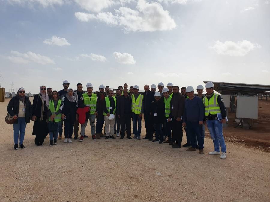 وفد من طلبة قسم الطاقة المتجددة في جامعة جدارا يزور إحدى مشاريع الطاقة الشمسية في المفرق