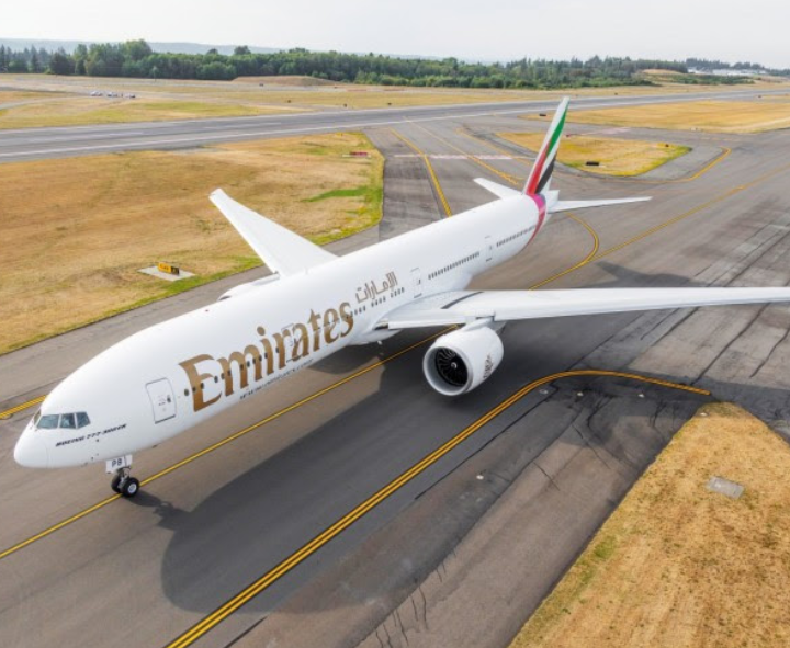 طيران الإمارات تعيد عنتيبي ومسقط إلى شبكة خطوطها