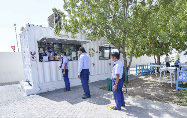 طرق دبي تُدَشِّنُ مقطورة وجبات غذائیة لسائقي الحافلات في محطة  العویر