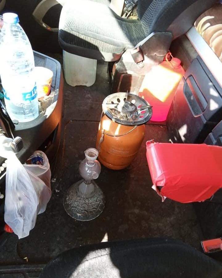 ضبط سائق تريلا يدخن الأرجيلة أثناء القيادة. 