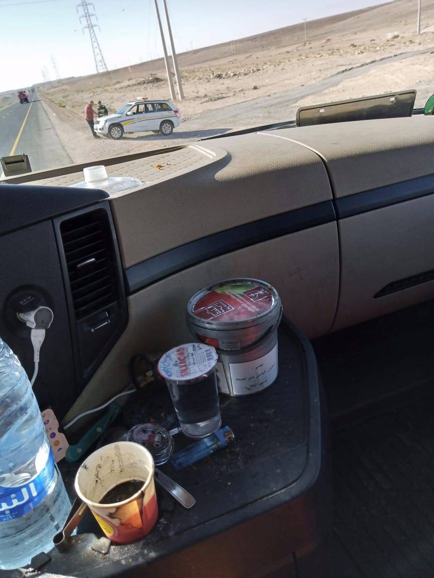 ضبط سائق تريلا يدخن الأرجيلة أثناء القيادة. 