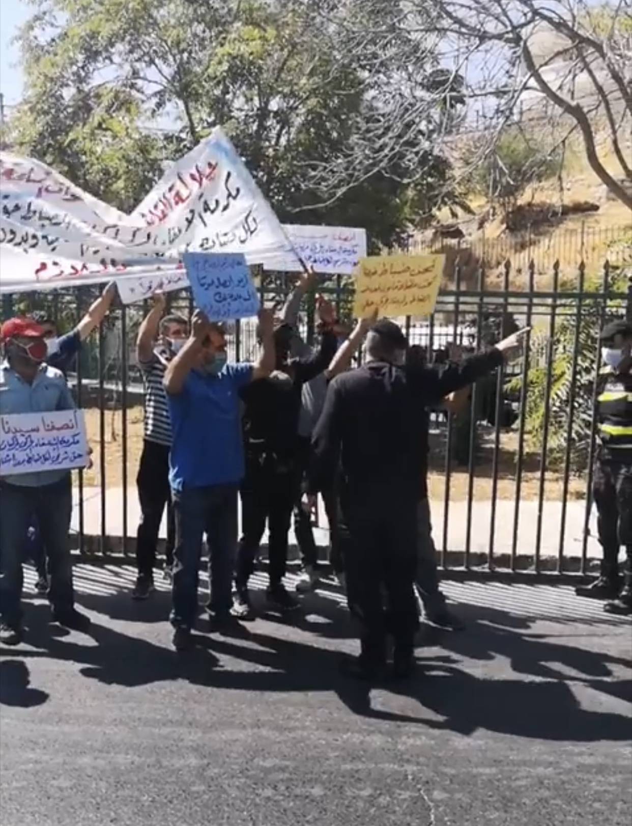 وقفة للضباط المتقاعدين امام الديوان الملكي من اجل الاعفاء الجمركي