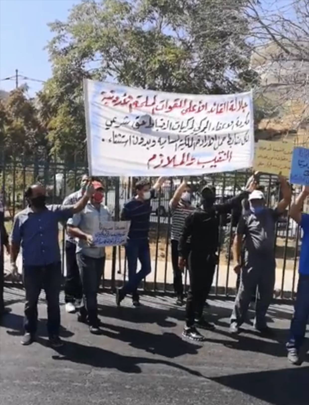 وقفة للضباط المتقاعدين امام الديوان الملكي من اجل الاعفاء الجمركي