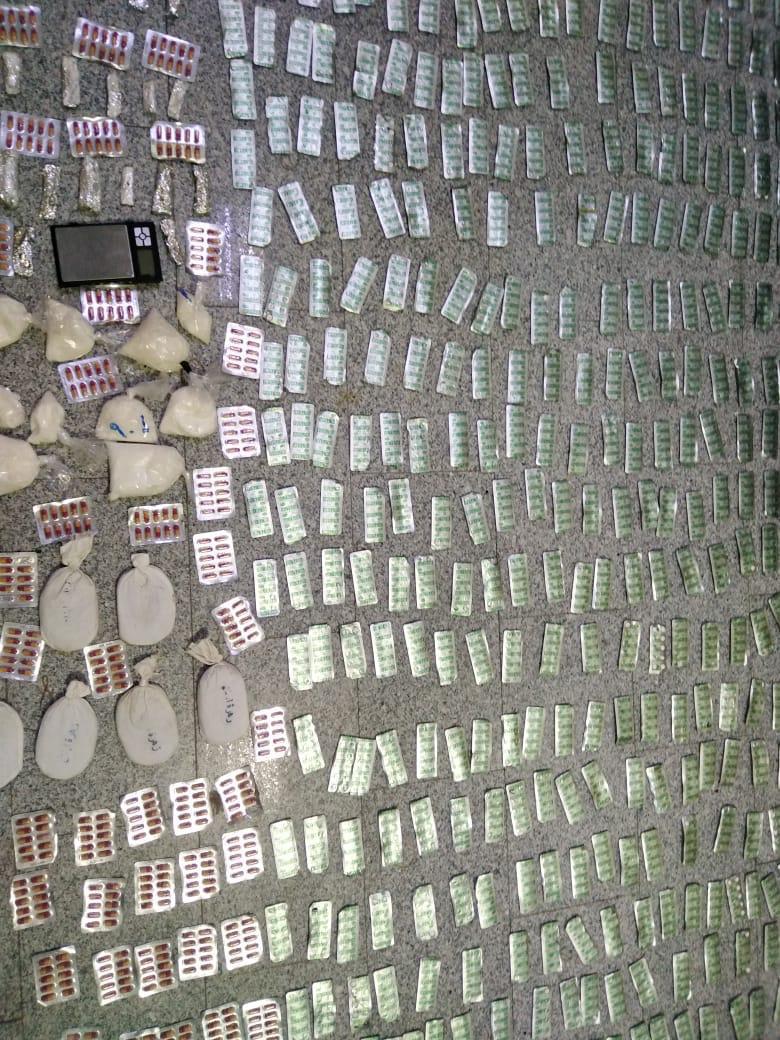 إدارة مكافحة المخدرات تضبط كميات كبيرة من المواد المخدرة بعد مداهمة شخص مطلوب وسط العاصمة