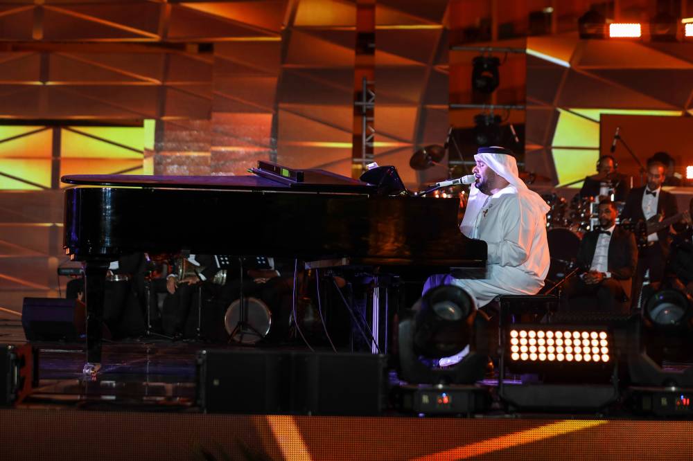 حسين الجسمي يشارك مصر إحتفالاتها بانتصارات أكتوبر الـ47 في مدينة الجلاله)..