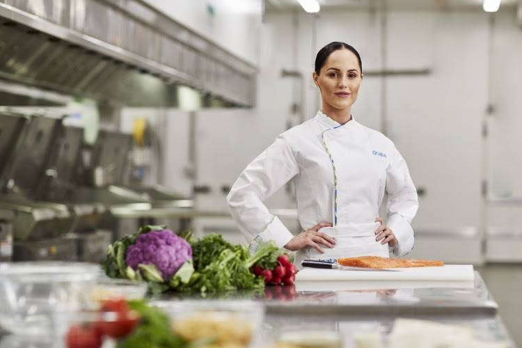 دناتا وآي فليت تحدثان ثورة في خدمة الطعام على الطائرة