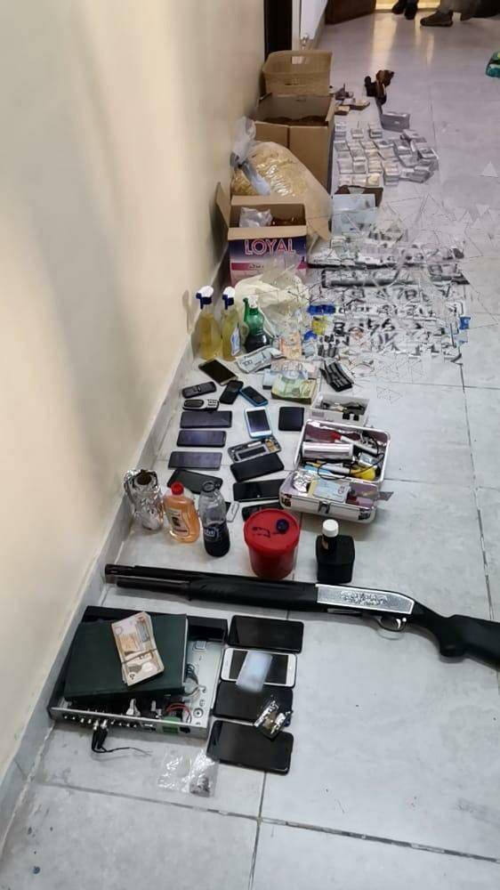 القبض على 13 شخصاً احدهم مصنف بالخطير جداً والمسلح وضبط كميات كبيرة من المواد المخدرة خلال 3 مداهمات بالرمثا 