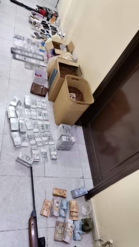 القبض على 13 شخصاً احدهم مصنف بالخطير جداً والمسلح وضبط كميات كبيرة من المواد المخدرة خلال 3 مداهمات بالرمثا 