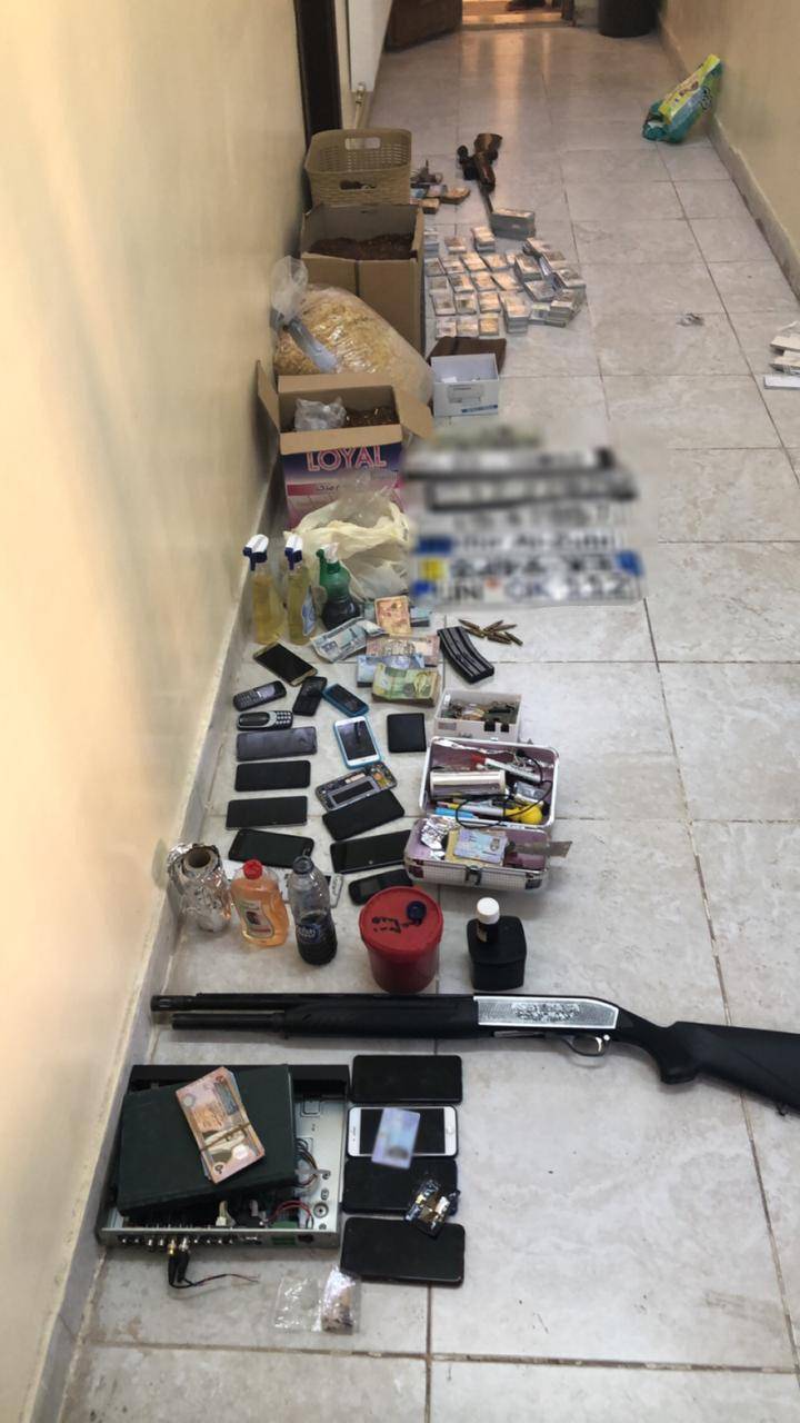 القبض على 13 شخصاً احدهم مصنف بالخطير جداً والمسلح وضبط كميات كبيرة من المواد المخدرة خلال 3 مداهمات بالرمثا 