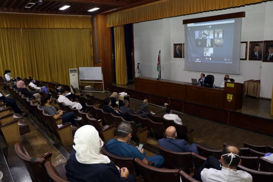 مستشفى الجامعة يتواصل مع نُخبةً من خريجي كلية الطب والمستشفى المقيمين خارج المملكة عبر تطبيق زووم