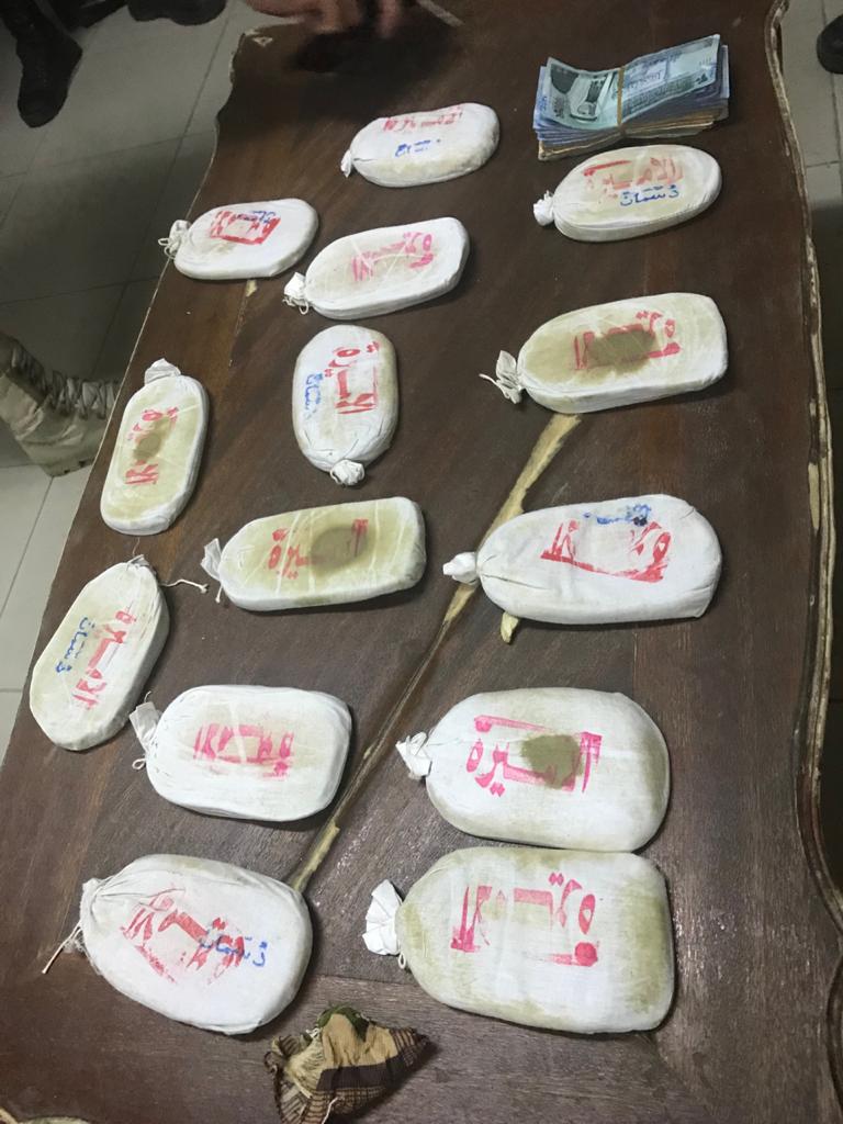 الجمارك تحبط تهريب (14) كف حشيش وأجهزة خلوية 