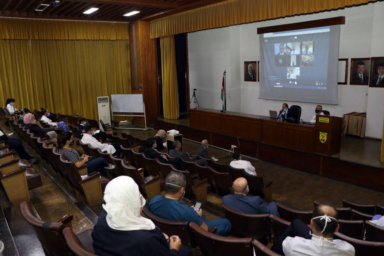 مستشفى الجامعة يتواصل مع نُخبةً من خريجي كلية الطب والمستشفى المقيمين خارج المملكة عبر تطبيق زووم