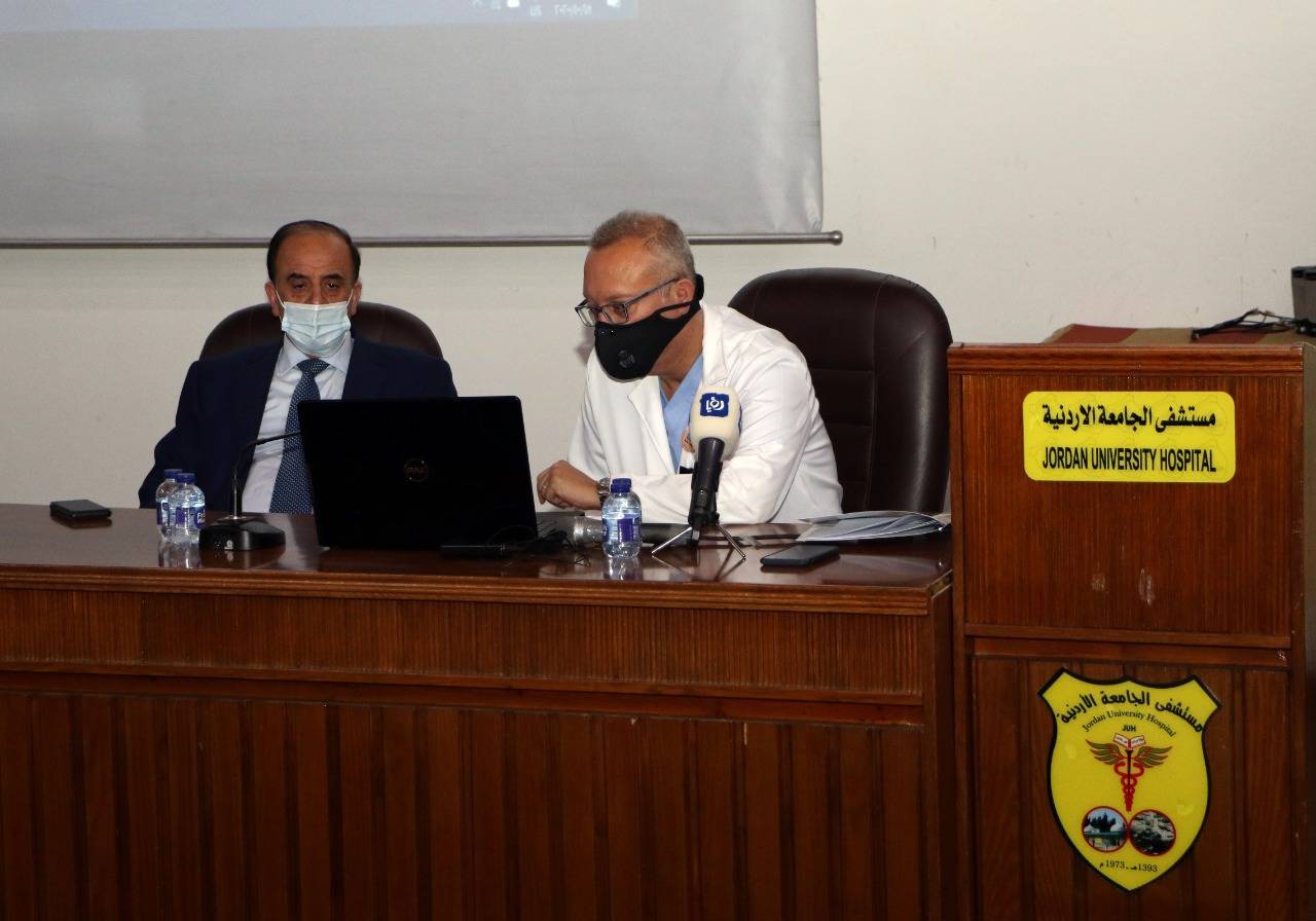 مستشفى الجامعة يتواصل مع نُخبةً من خريجي كلية الطب والمستشفى المقيمين خارج المملكة عبر تطبيق زووم