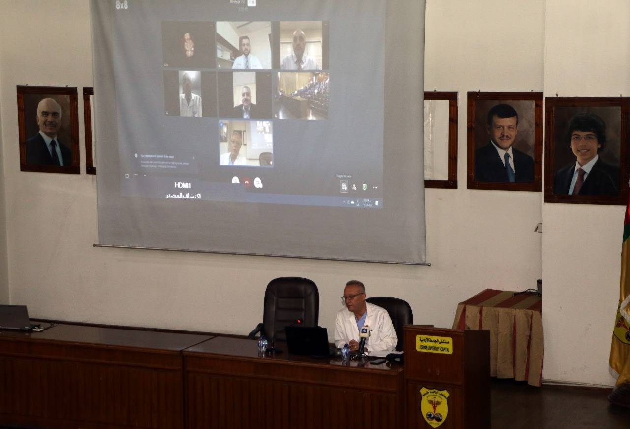 مستشفى الجامعة يتواصل مع نُخبةً من خريجي كلية الطب والمستشفى المقيمين خارج المملكة عبر تطبيق زووم