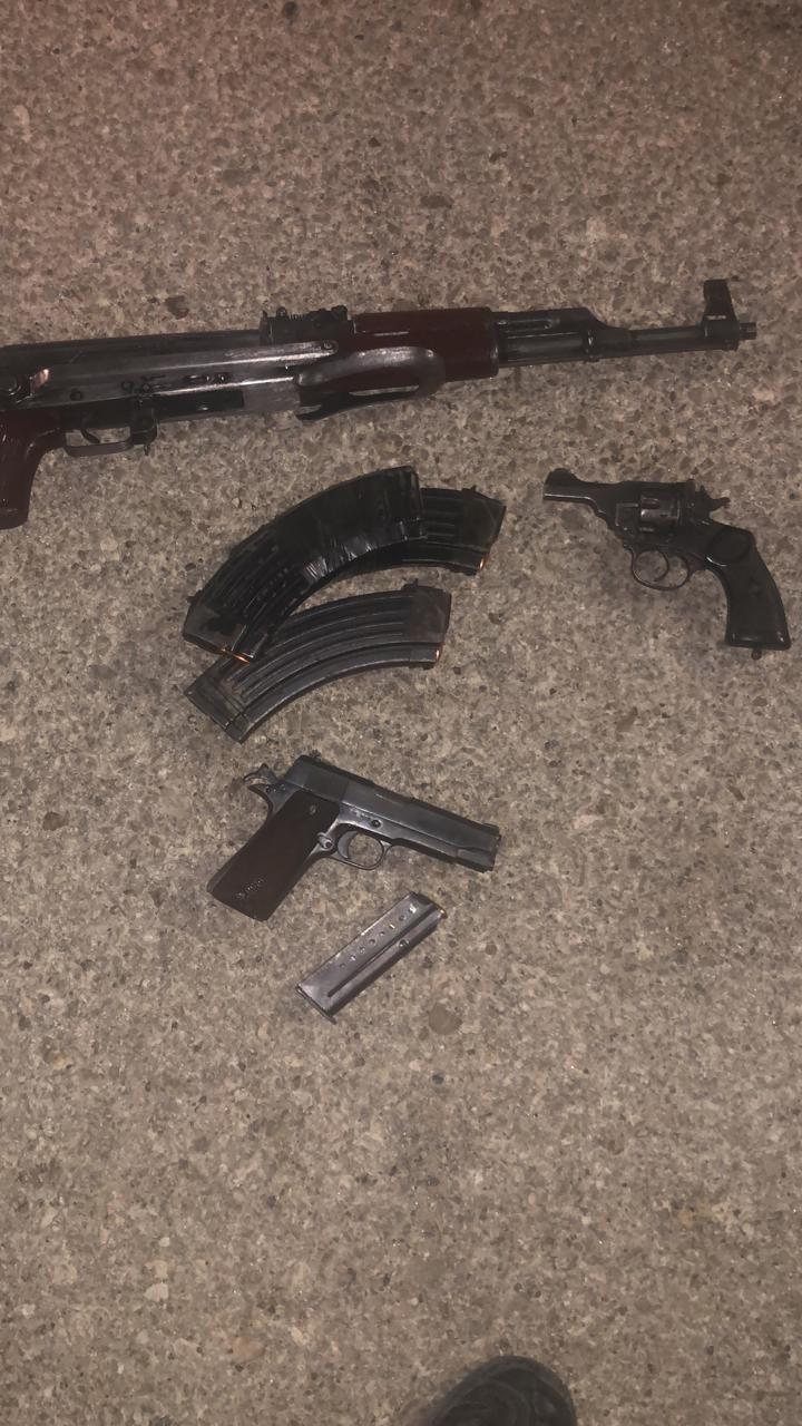 قوة أمنية خاصة ومشتركة تداهم وتلقي القبض على المطلوب رقم واحد والمصنف بالخطير جدا في الكرك