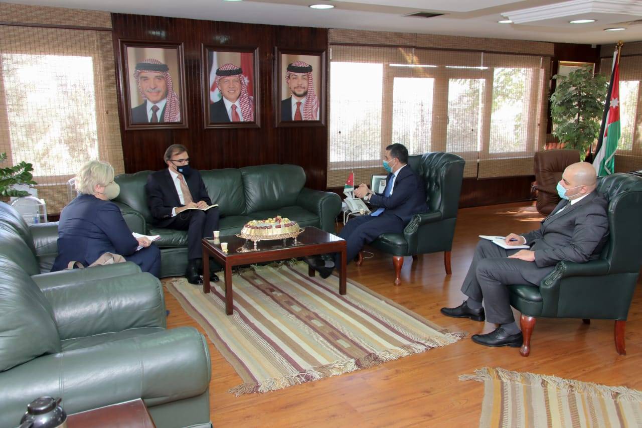 وزير المياه والري والسفير السويسري  يبحثان استكمال البرنامج الوطني لمواجهة خطر الفيضانات