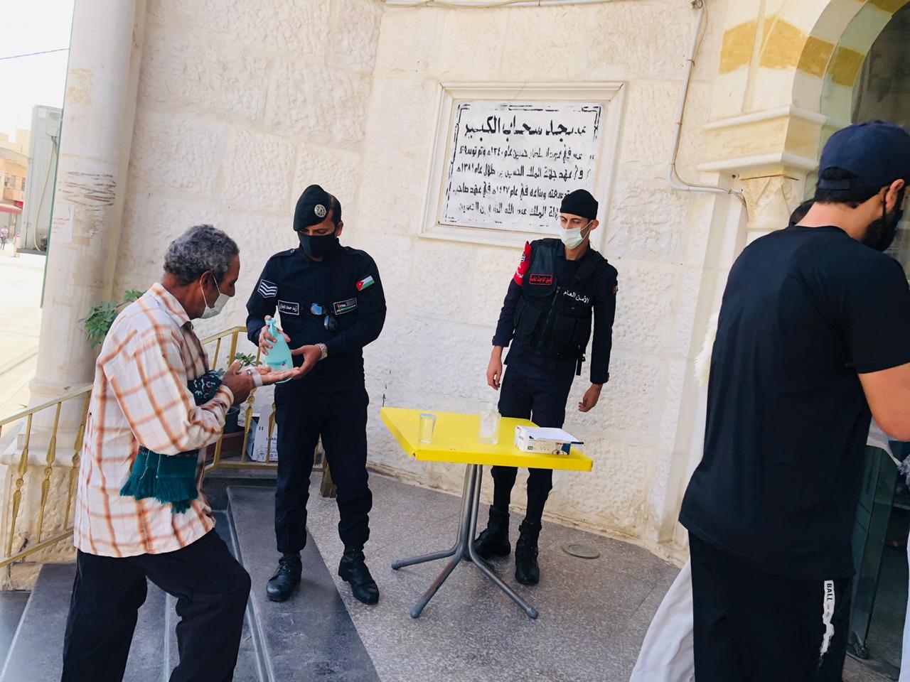 مديرية الأمن العام تكثف انتشارها الأمني في محافظات المملكة منذ بدء سريان قرار الحظر الشامل