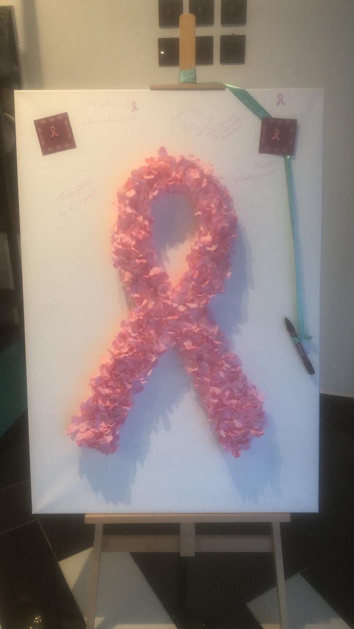 الوشاح الوردي مبادرة عالمية اطلقتها مصممة سعودية