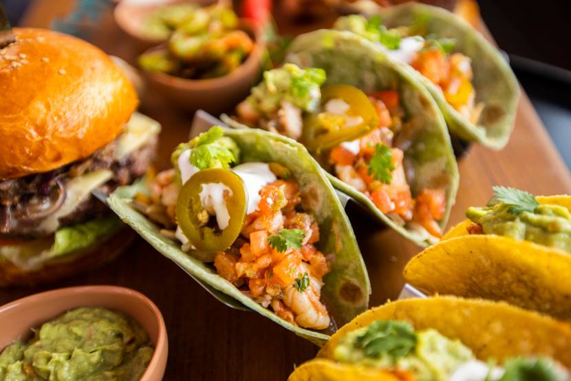 ذا بانجلو يكشف عن باقة مميزة من عروض المشروبات والوجبات الشهية في الهواء الطلق