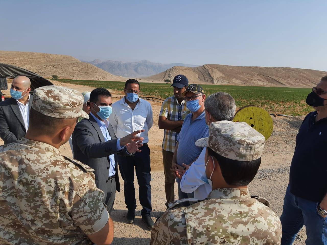 وزير المياه والري يتفقد عدد من المشاريع التنموية في وادي عربة 