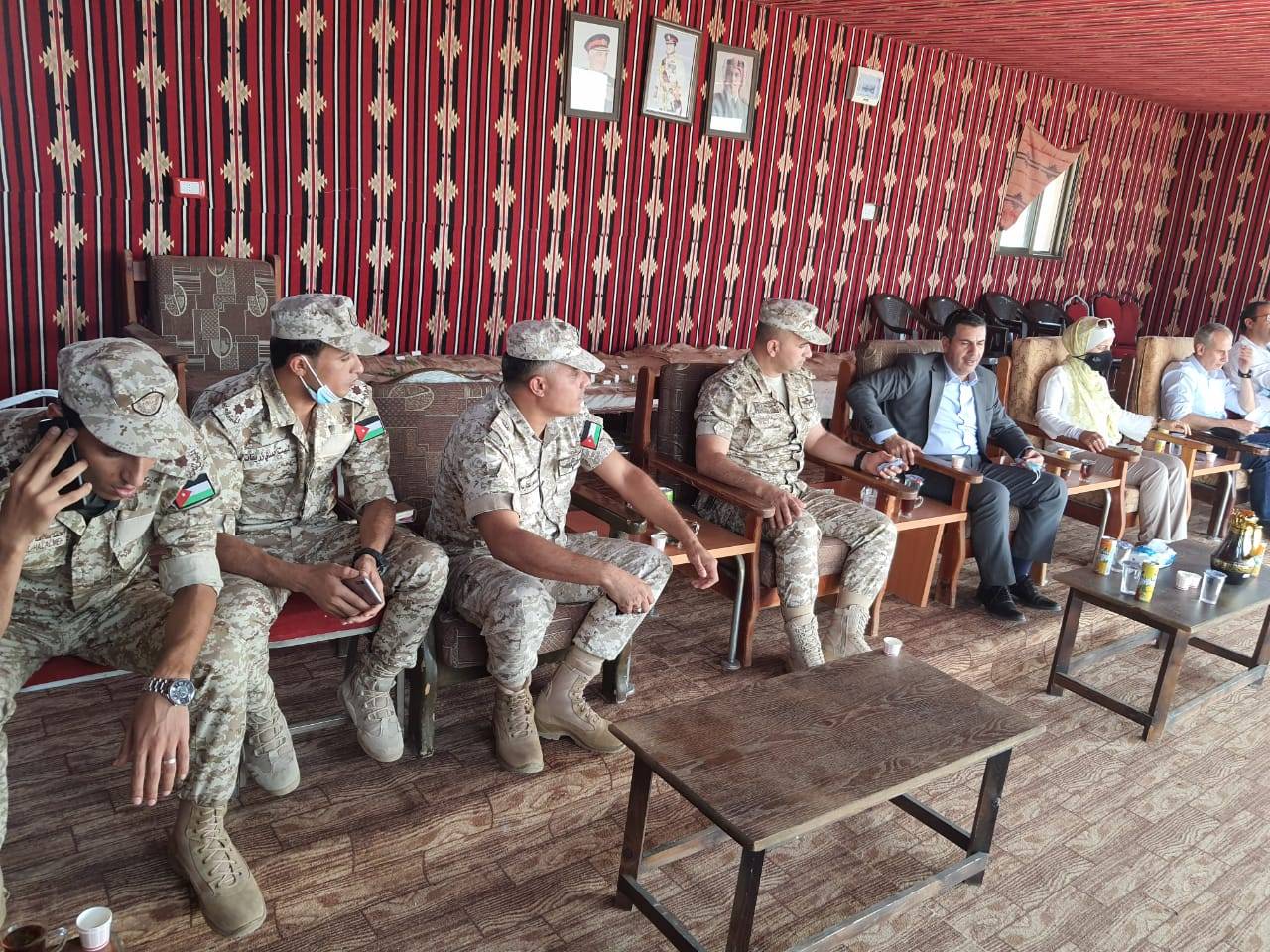 وزير المياه والري يتفقد عدد من المشاريع التنموية في وادي عربة 